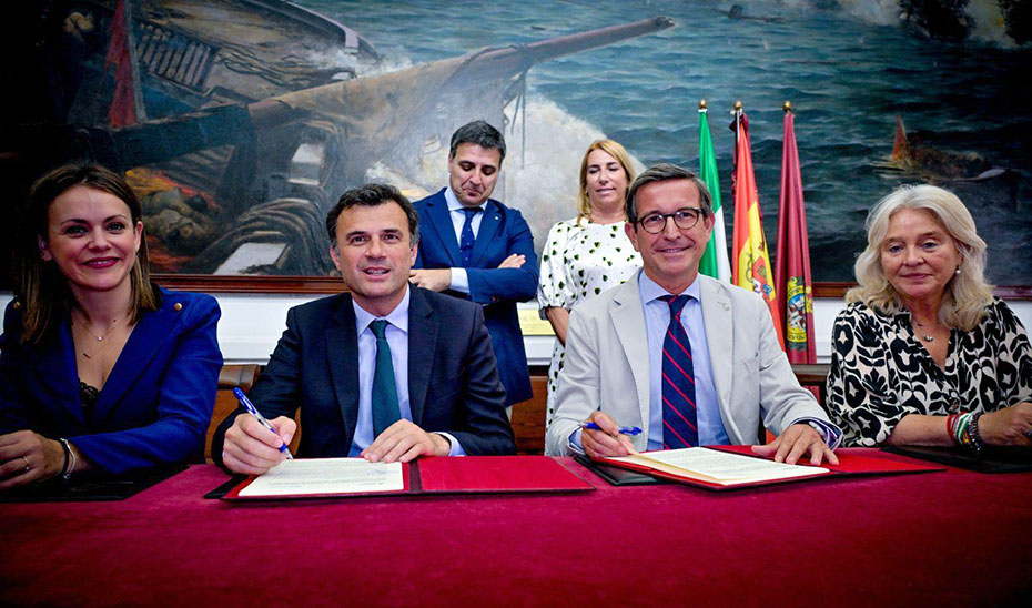 
			      Momento de la firma del convenio entre Junta de Andalucía y Ayuntamiento de Cádiz para impulsar el sector naval en el Consistorio gaditano.			    
			  